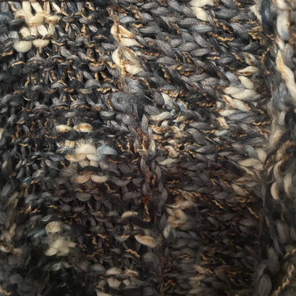 A beautiful sweater by Liz Claiborne - Picture 3 of 5